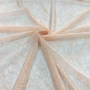 Nouvelle conception de tissu en dentelle élastique blanche avec de grandes fleurs pour la confection de jupes, vêtements de maison, vêtements pour enfants, tissu en dentelle à mailles - Product Image 4