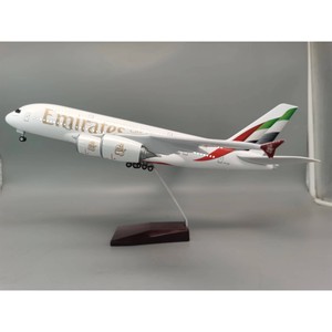 YIGUAN Modellino Aereo Passeggeri Emirates A380 in Resina 46CM Realistico con Luci e Ruote, Simulazione Statica, Confezionato, Regalo Aziendale - Product Image 1