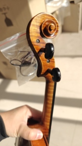 <span class=keywords><strong>ไวโอลิน</strong></span>ไม้สปรูซแกะสลักเคลือบเงา งานฝีมืออิตาลี ทำจากไม้เมเปิลลายไฟ ติดตั้งอย่าง<span class=keywords><strong>ดี</strong></span> เสียงดี สีส้มน้ำตาล เครื่องดนตรีประเภทเครื่องสาย - Product Image 2