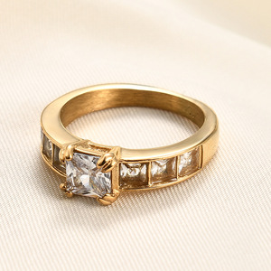 Bague en cristal plaquée or 18 carats avec zircon carré de 7 mm incrusté, design géométrique, unisexe, à porter au quotidien - Product Image 2