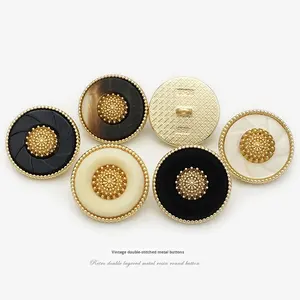 Botones Elegantes de Camelia de Terciopelo Blanco, Flor de Resina con Tallo Dorado para Traje de Tweed - Product Image 3