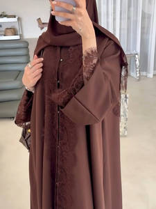 Abaya ouverte de style <span class=keywords><strong>cardigan</strong></span> en dentelle délicate et patchwork personnalisée Loriya pour femmes musulmanes, mode islamique modeste de Dubaï - Product Image 1