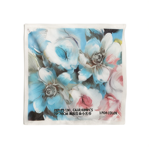 Foulard quadrato piccolo con pittura a olio floreale 70x70cm, accessorio moda da donna - Product Image 1