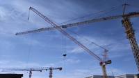 Grue à tour basculante 12T pour la construction, avec moment de levage de 2000 kN.m, portée de 55 m, QTD200-HS5520D