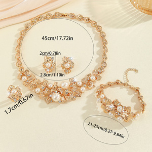 Parure de bijoux transfrontalière européenne et américaine en vogue : collier et boucles d'oreilles en fausses perles et fleurs ajourées pour femme, idéale pour les mariages - Product Image 2