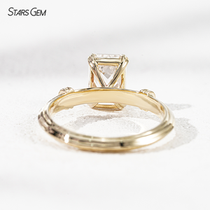 Bague de fiançailles en or jaune 10 carats avec diamant de laboratoire taille émeraude Starsgem pour femme - Product Image 4