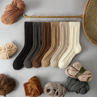 Chaussettes chaudes et moelleuses pour femme, style tube, épaisses et confortables, pour la maison et le sommeil, longueur haute, design torsadé uni et coloré, tendance