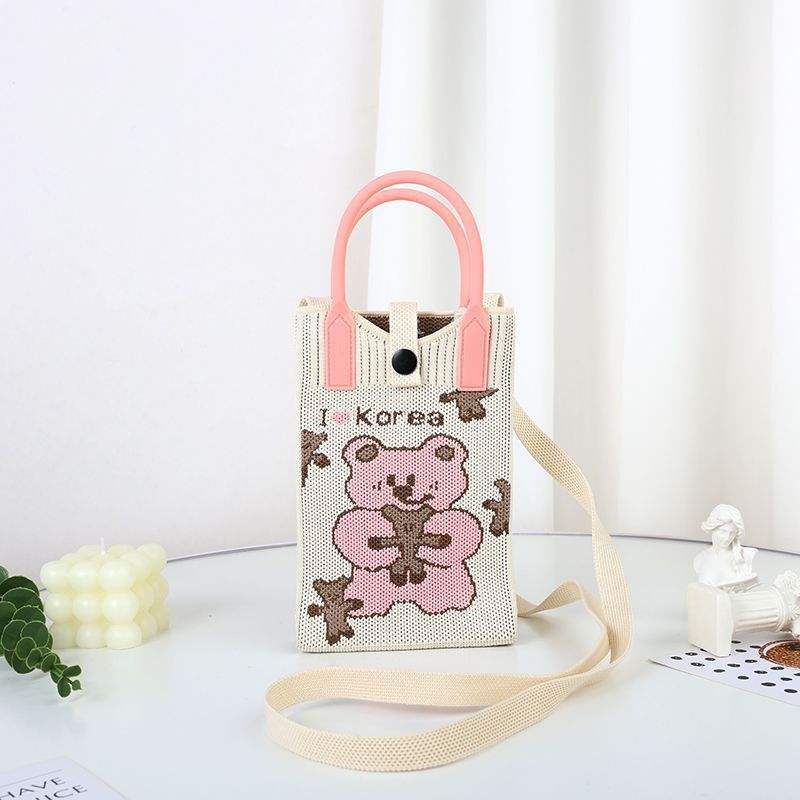 Un ours rose embrasse un petit ours