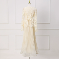 Ensemble deux pièces sur mesure grande taille : haut cardigan en mousseline plissée à processus hydrosoluble et robe à bretelles brodée de dentelle