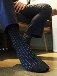 Jarretelles et tube droit pour hommes Chaussettes d'affaires formelles à rayures colorées à haute élasticité pour hommes Chaussettes universelles simples à tube haut - Product Image 5