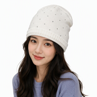 Bonnet en tricot 100 % acrylique, motif dessin animé, blanc chaud, avec strass, pour femme, idéal pour le quotidien et les soirées.