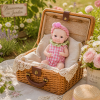 Poupée Reborn en Silicone Intégral de 8 Pouces, Éveillée, Yeux Ouverts, Combinaison à Carreaux Roses, Chapeau à Pompons, Poupée Nouveau-né pour Jeu d'Imitation