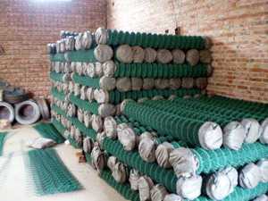 Malla de Alambre Galvanizada Recubierta de PVC Antioxidante para Cercas de Jardines Residenciales, Patios y Campos Deportivos - Product Image 4