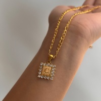 Collier pour femme 2027 Dazan Hot en acier inoxydable plaqué or 18 carats avec pendentif carré lettre initiale alphabet serti de zircon et chaîne Figaro