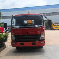Camion-grue compact RHD SINOTRUK HOWO 4X2 avec grue hydraulique à flèche droite Chengli pour le levage de marchandises en Afrique