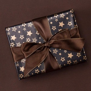 Rollo de Papel de Regalo de Doble Cara Reciclable con Patrón de Cuadrícula de Estrellas Personalizado, 120GSM, Ecológico, Compatible con Impresión Digital - Product Image 5