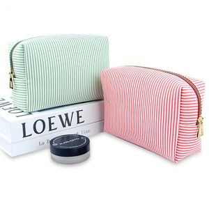 Bolsa de Maquillaje de Poliéster Seersucker a Rayas al por Mayor - Ligera, de Pequeña Capacidad, Resistente al Agua, Portátil, con Cremallera Dorada y Logotipo Personalizado - Product Image 4