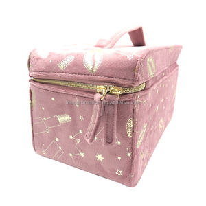 Bolsa <span class=keywords><strong>de</strong></span> maquillaje <span class=keywords><strong>de</strong></span> viaje <span class=keywords><strong>de</strong></span> terciopelo portátil <span class=keywords><strong>de</strong></span> diseño personalizado con estuche <span class=keywords><strong>de</strong></span> maquillaje esponjoso con asa - Product Image 5