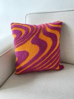 Housse de coussin moderne en velours, style vintage psychédélique, lignes ondulées vibrantes, technique de broderie punch needle jacquard, pour la maison