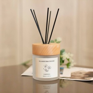 Bouteille de diffusion de roseau d'aromathérapie en verre de parfum givré à cylindre simple avec couvercle en bois pour décembre - Product Image 1