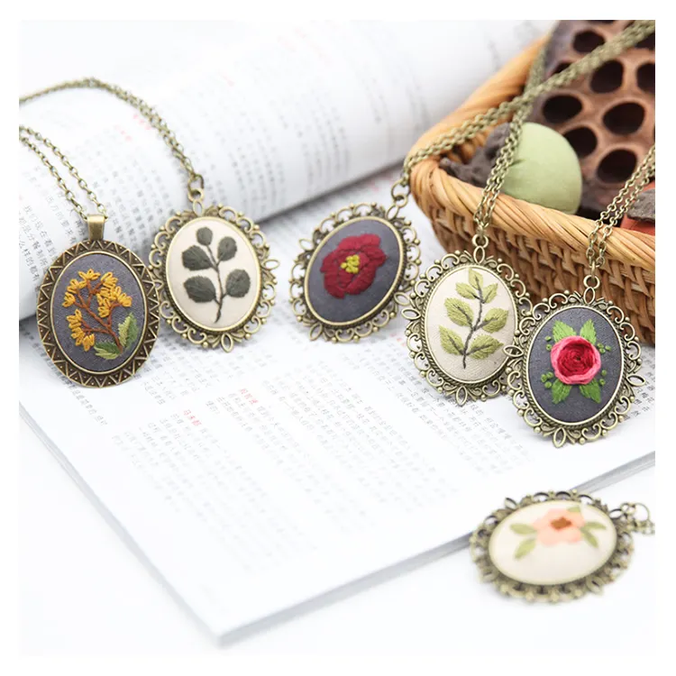 European Retro Needlework Floral Pattern Cross Stitch Embroidery Necklace Hoop Kit