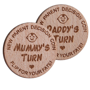 Moneta commemorativa <span class=keywords><strong>in</strong></span> <span class=keywords><strong>legno</strong></span> naturale per le nuove genitori, accessorio divertente per le decisioni quotidiane: allattamento, cambio pannolino, calmare i momenti di tensione. - Product Image 1
