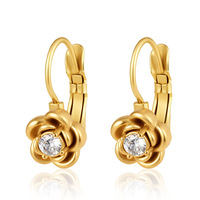 Anting-anting kait baja tahan karat berlapis emas anti air, perhiasan modis, dan anting-anting liontin zircon berbentuk bunga, pita, dan hati untuk wanita