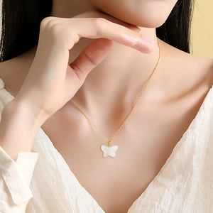 จี้รูปผีเสื้อหยกขาวจากหยกธรรมชาติแท้ ประดับด้วยทองคำแท้ 18K สร้อยคอเครื่องประดับหยกสำหรับผู้หญิง - Product Image 1