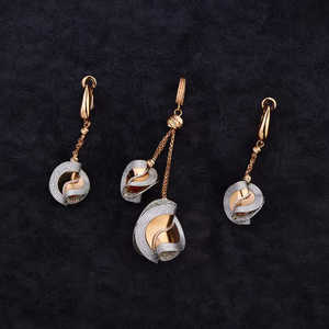 Ensemble collier et boucles d'oreilles tendance Look diamant pour femmes bijoux de mode ensemble pendentif blanc pour les occasions spéciales - Product Image 1