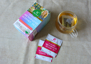 ชาสมุนไพรสำหรับวัยหมดประจำเดือนออร์แกนิกสำหรับรักษาความสมดุลของฮอร์โมนและรอบประจำเดือนทรงหลวมรสชาดำ cohosh & โคลเวอร์สีแดง - Product Image 2