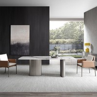 Ensemble de table à manger moderne en pierre frittée sur mesure avec base en acier inoxydable brossé et chaises entièrement en cuir - Durable et écologique pour hôtel