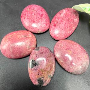 Pierre de rhodonite de haute qualité en gros, pierre de paume pour la décoration de la maison et les décorations de Feng Shui, accessoire élégant - Product Image 4