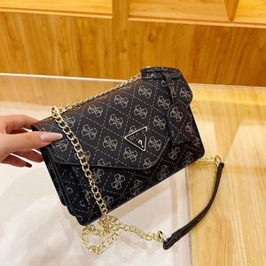 Nouveau <span class=keywords><strong>sac</strong></span> carré <span class=keywords><strong>petit</strong></span> format Guesses, à bandoulière, style messager, pour <span class=keywords><strong>femme</strong></span>, avec chaîne simple, imprimé patchwork et couleur unie, mode rétro. - Product Image 5