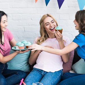 <span class=keywords><strong>2025</strong></span> cupcake lót <span class=keywords><strong>container</strong></span> dùng một lần Cup bánh chủ 220 ℃ cá nhân bánh đứng kim loại vàng Bánh hộp cho bánh hiển thị - Product Image 3