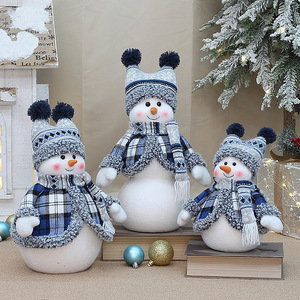 Ensemble de poupées bonhommes de neige avec chapeau et écharpe à carreaux bleus, décorations de Noël, ornements de bureau pour salon, figurines de fêtes - Product Image 1
