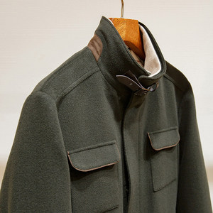 <span class=keywords><strong>Giacca</strong></span> Bomber da <span class=keywords><strong>Uomo</strong></span> di Lusso in Lana e <span class=keywords><strong>Cashmere</strong></span> a Doppia Faccia con Finiture in Pelle, Modello M65 Lungo Premium Verde Scuro con 4 Tasche - Product Image 4