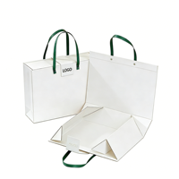 Boîte cadeau rigide de luxe avec poignée rabattable et fermeture magnétique, logo personnalisé, estampage à chaud doré, finition mate, petite taille, recyclable, matériaux recyclés