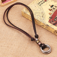 Nouveautés Collier chaîne en cuir vintage à double cercle avec pendentif tête de mort en cuir première couche