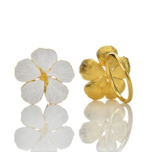 Portatovaglioli in Metallo di Alta Qualità a Forma di <span class=keywords><strong>Fiore</strong></span> in Oro Bianco per Decorazione Tavola Matrimonio, Feste e Hotel - Product Image 6
