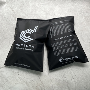 Sacs à fermeture éclair noirs personnalisés avec impression blanche - Emballage durable pour les serviettes et outils de detailing automobile - Product Image 1