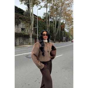 Chaqueta de Mujer con Detalle de Botones Marrones - Product Image 1