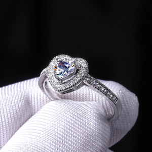 Bague de fiançailles en zircon pour femme, bijou romantique et tendance pour le doigt - Product Image 3