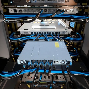 Nexus N9K-C93180YC-FX3 TOR lá chuyển đổi PE PSU 100g để 4x25g Breakout cột sống-lá DC trong kho đặc biệt cung cấp 1Y bảo hành - Product Image 2