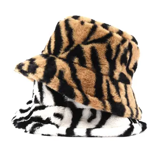 Casquette de pêcheur en peluche douce, chaude, épaisse, duveteuse, motif imprimé léopard, fourrure d'hiver, chapeau seau en polaire