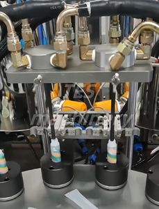 Relleno automático de cuatro colores <span class=keywords><strong>diferentes</strong></span>, patrón de pintura de flores, crema de agua, máquina de llenado de cojín de aire para cosméticos - Product Image 3