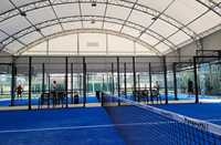 Terrain de padel panoramique avec toit rétractable, structure conforme aux normes FIP, gazon résistant aux UV, certifié CE