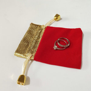Petite pochette en velours avec cordon de serrage, cordon de serrage couleur or et pochette en velours noir - Product Image 4
