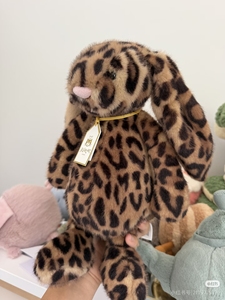 Peluche Jelly Cats di Alta Qualità, Coniglio con Orecchie Lunghe e Stampa Leopardata, Morbidissimo Pupazzo Imbottito per Bambini - Product Image 6