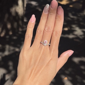 Anillo de Diamante Rosa Cultivado en Laboratorio en Forma de Pera de Oro de 18K, Doble Halo en Forma de V con Diamantes Blancos Cultivados en Laboratorio, Joyería de Compromiso para Mujer - Product Image 5