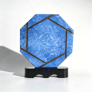 Medaglia d'Onore Ottagonale Ecologica con Texture Marmo Blu, Base Nera Ondulata con Incisione a <span class=keywords><strong>Ombra</strong></span>, Logo Personalizzato, Premio Aziendale di Riconoscimento - Product Image 5